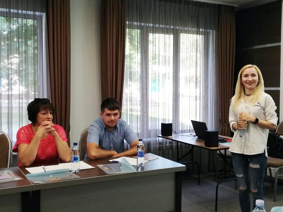 На прикладі роботи з інформаційними вкидами (серед них свіжі, які стосуються коронавірусу, останніх політичних новин) учасники тренінгу вчилися працювати з інформацією
