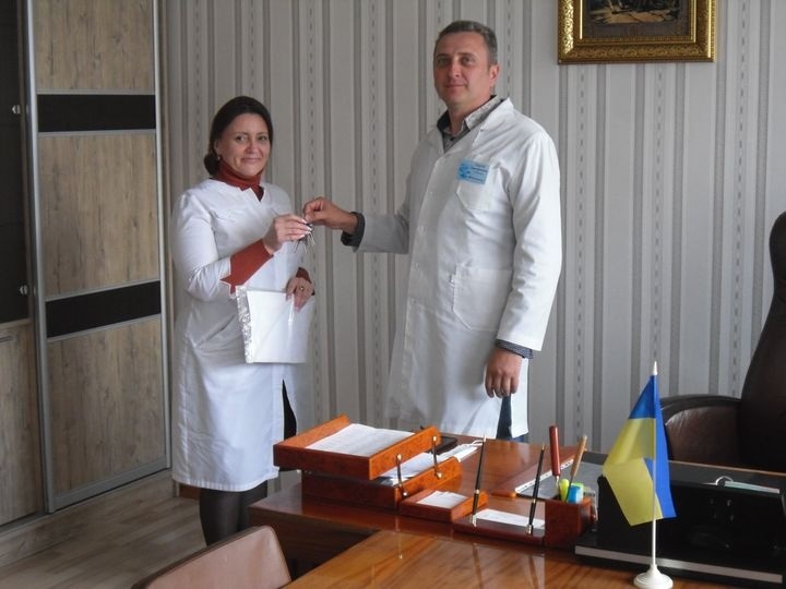 Ключі від квартири Наталії Коленченко вручив гендиректор КНП "Корюківська ЦРЛ" Сергій Пивовар