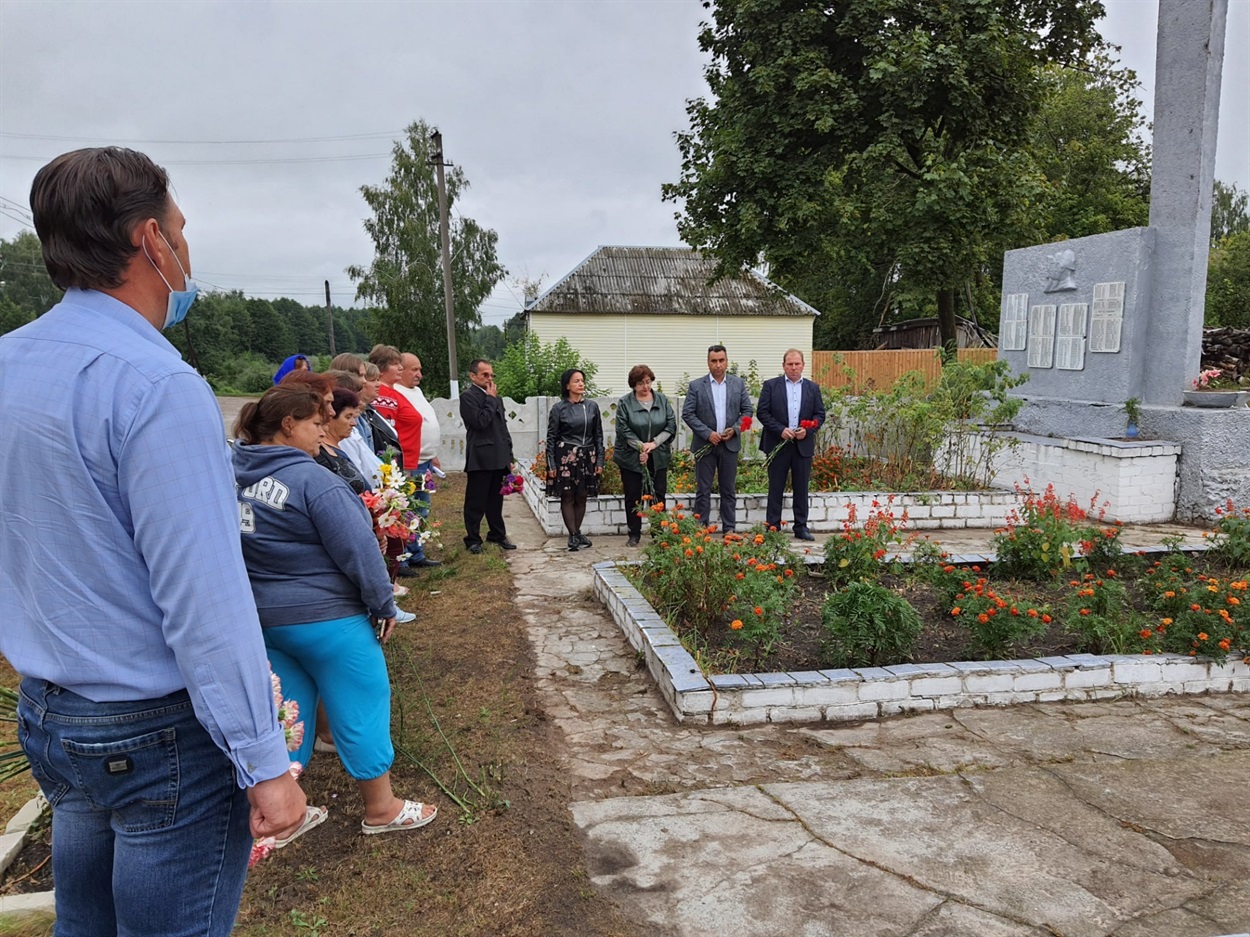 Біля сільського обеліска слави