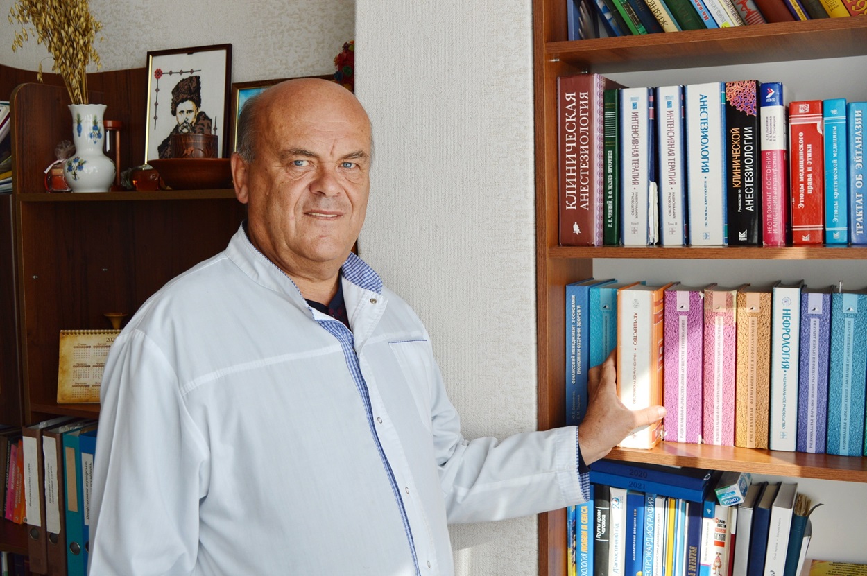 Завідувач Валерій Гордійчук зібрав чималу бібліотеку. Книгами з акушерства та гінекології користуються всі лікарі