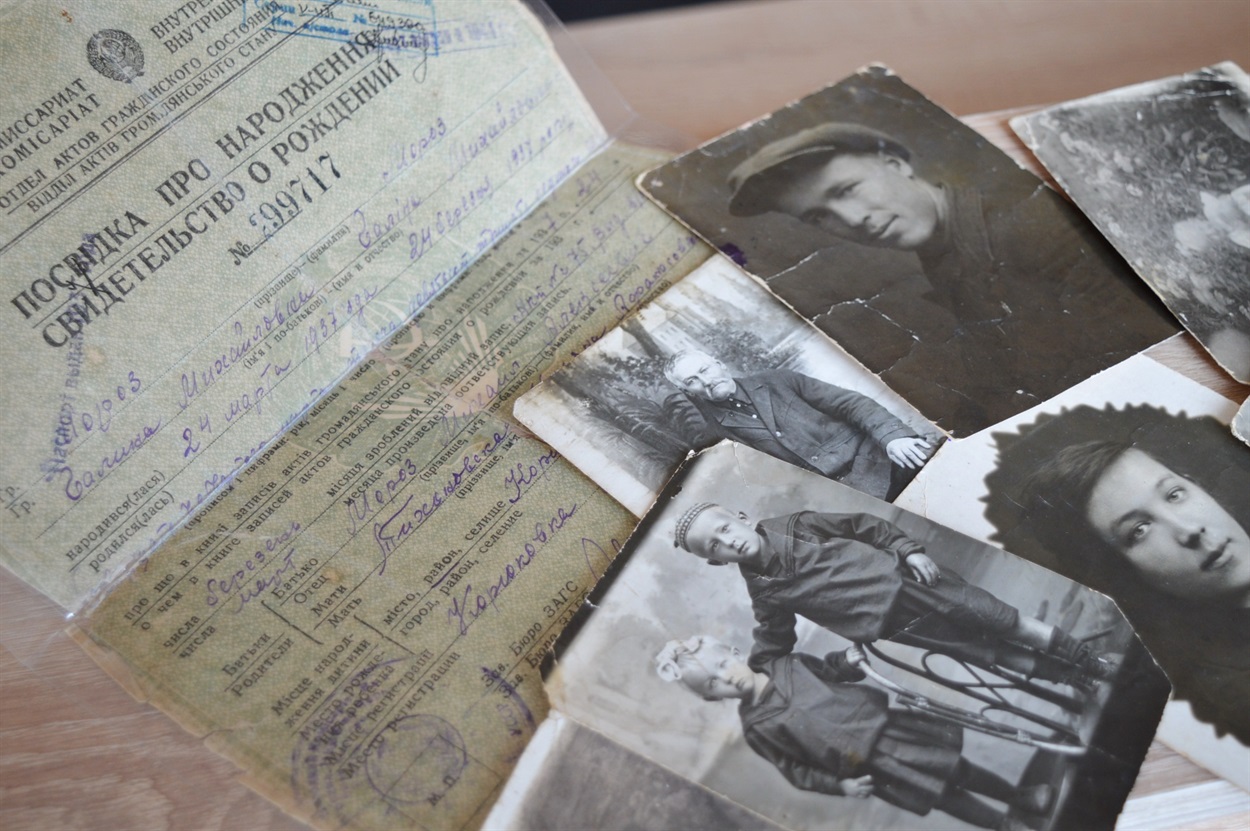 Документи й фотокартки, які під час Корюківської трагедії зберегла мама Галини Попової