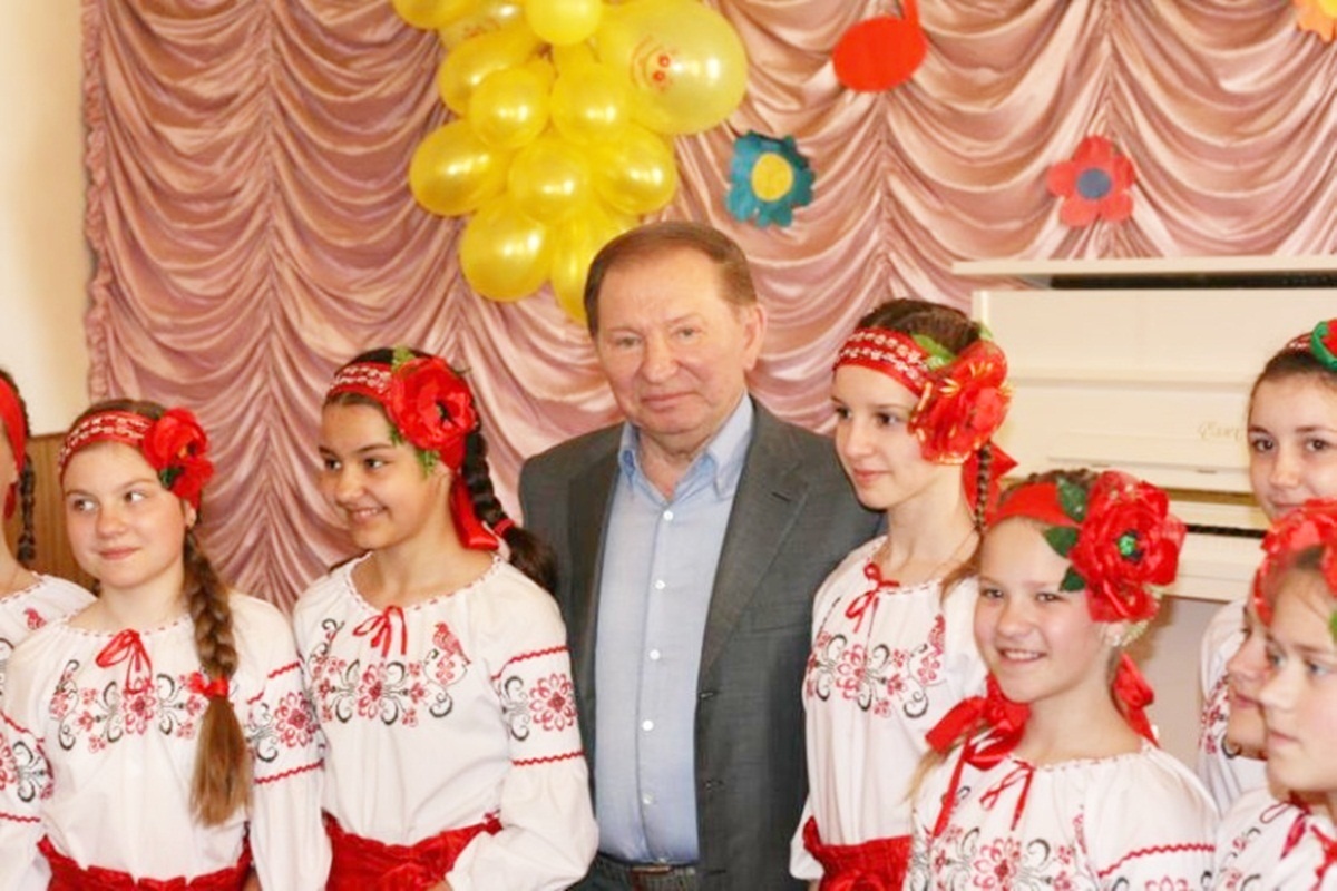Леонід Кучма разом з вихованцями Менської музичної школи