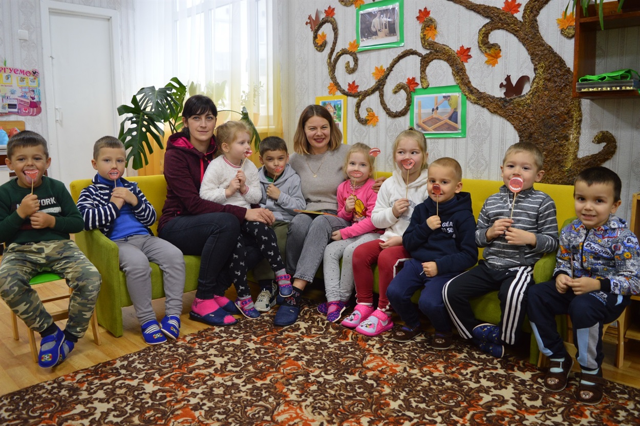 Вихователька Наталія Казарян і логопед Тетяна Романенко з вихованцями логопедичної групи