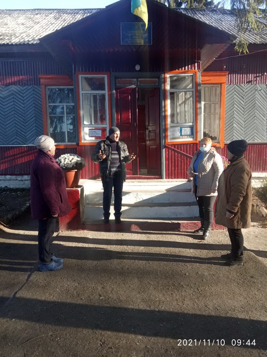 До камківського старости Володимира Івахненка звертаються місцеві жителі з питанням, чи скорочуватимуть їхній округ