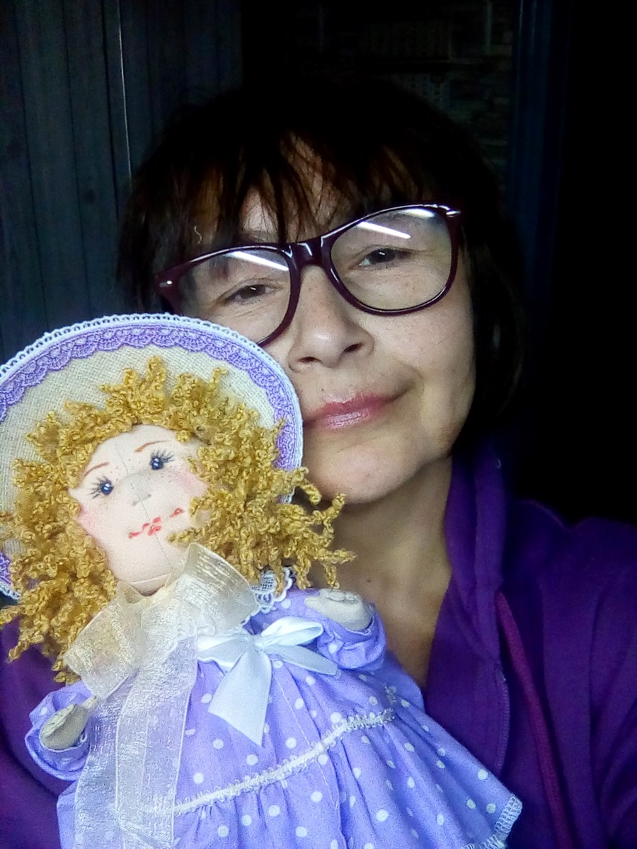 Лялькарка Марина Шикалова шиє, в`яже, вишиває, а ще хоче спробувати рукодільничати з ґудзиків