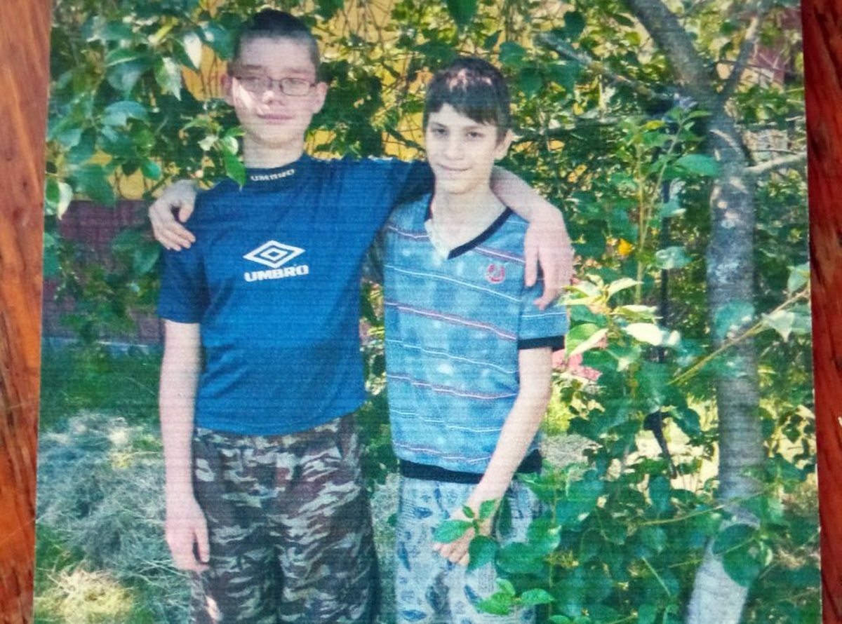 Іван і Сашко виховувалися в родині Булахів як рідні брати