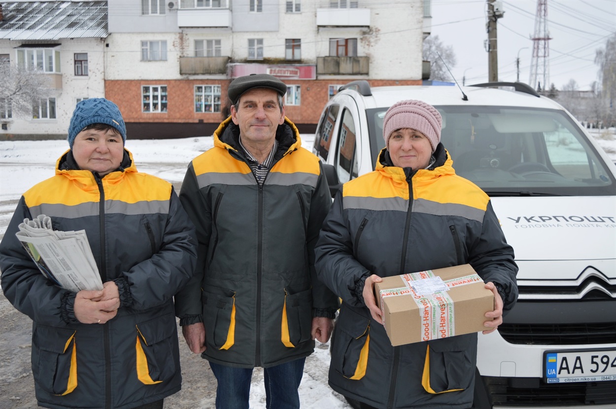 Листоноша Алла Надточій, водій Анатолій Радченко, начальниця відділення №66 Тамара Трейтяк