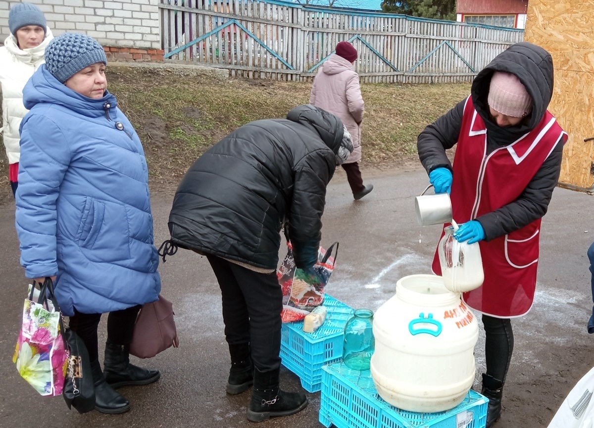 Біля дитсадка ім. Гагаріна в Мені черги за молоком 1 березня не було. Меняни поступово підходили з банками