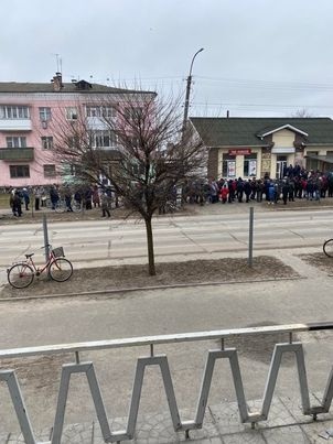 Черга по хліб у "Майстерні хліба"