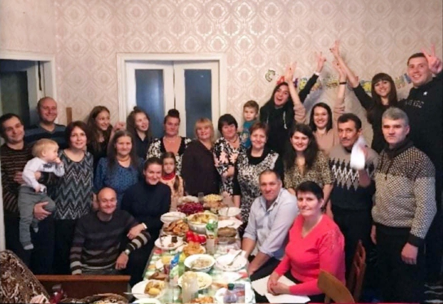 Одна родина за столом… У ще мирній Україні