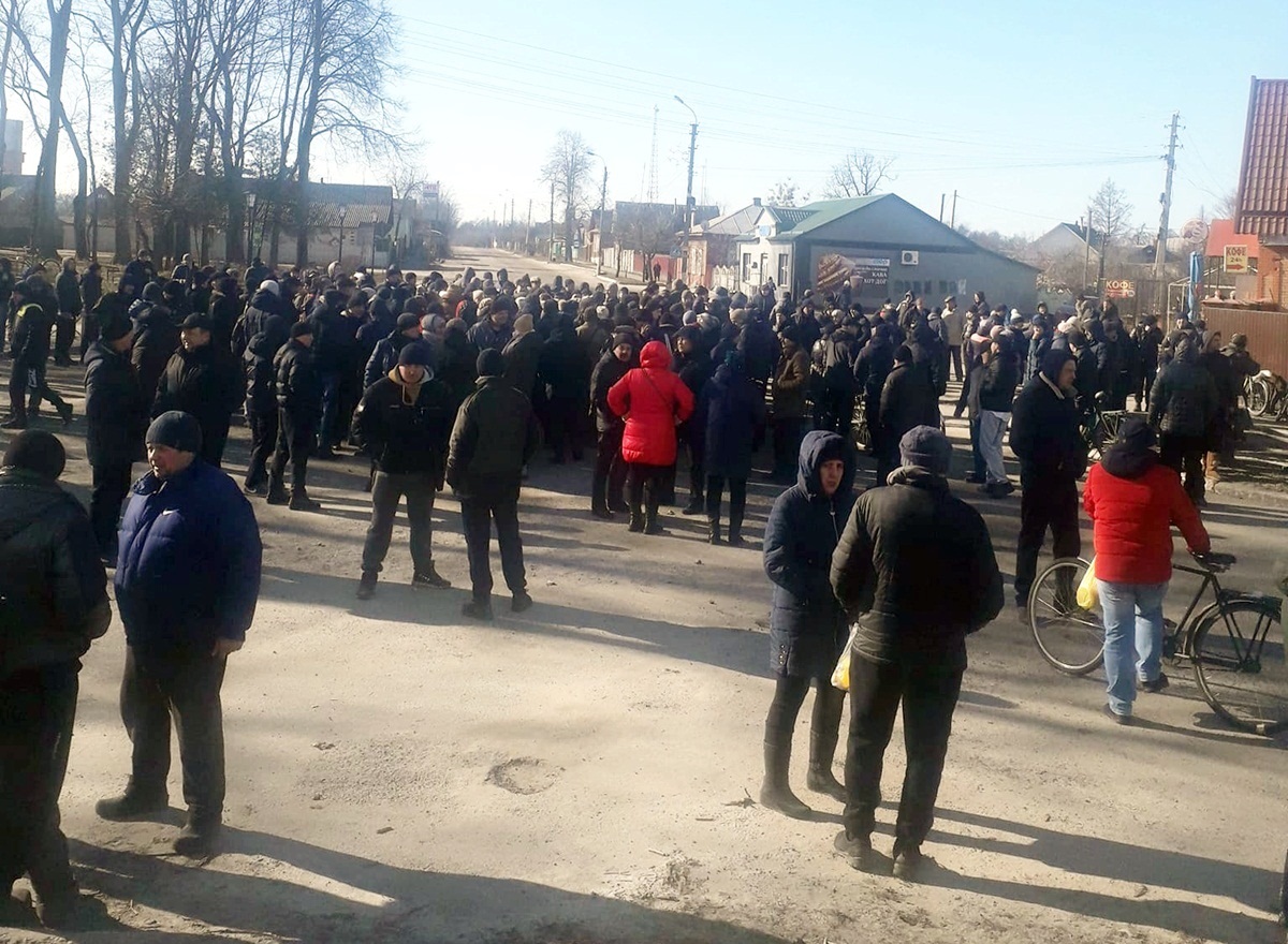 Городнянці вийшли блокувати дороги, яким рухалася рашистська техніка