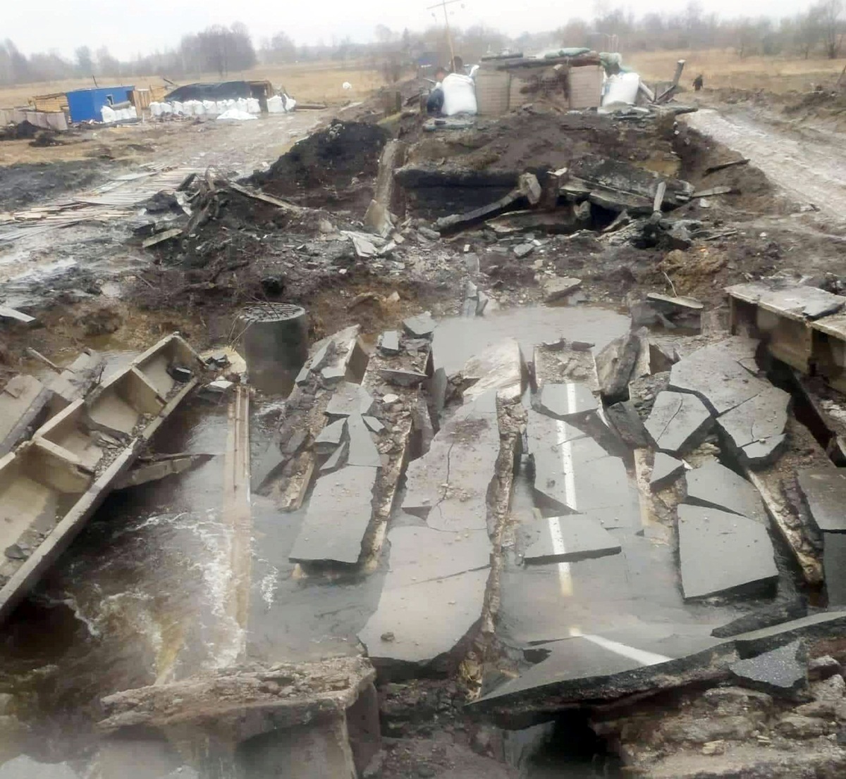 Підірваний окупантами міст у Політрудні