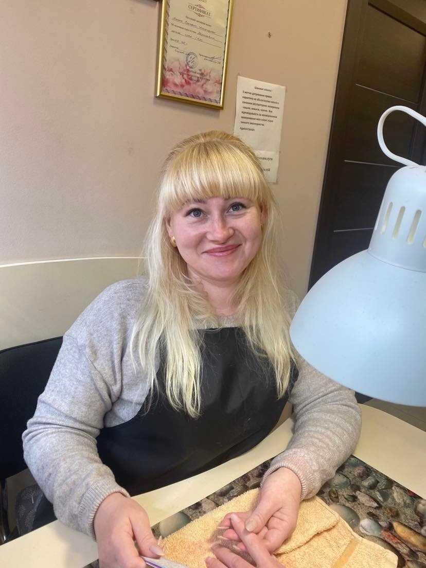 Майстриня з манікюру Катерина Тосенко