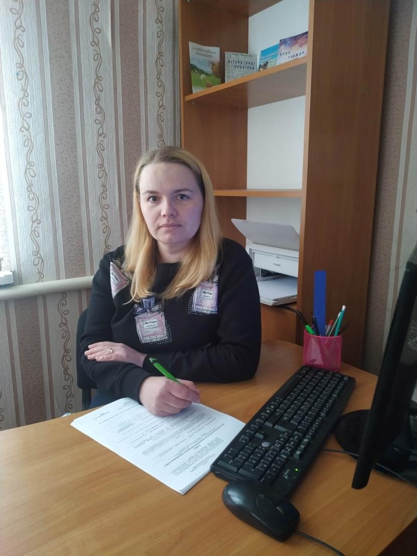 Юлія Куценко, секретарка старостинського округу, щодня приїжджає із Забарівки до Олександрівки реєструвати переселенців