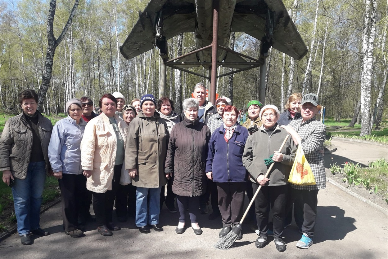 Крюківські ветерани на прибиранні парку