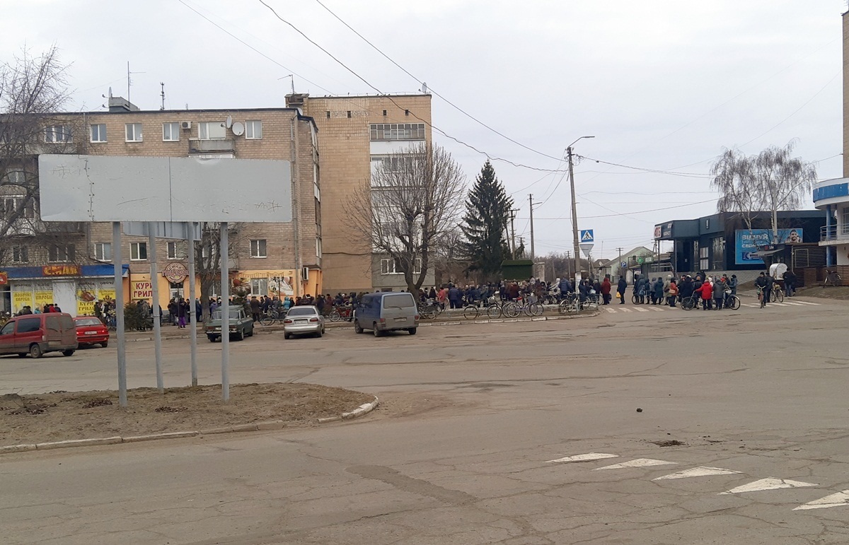 Довжелезні черги за продуктами були звичним явищем