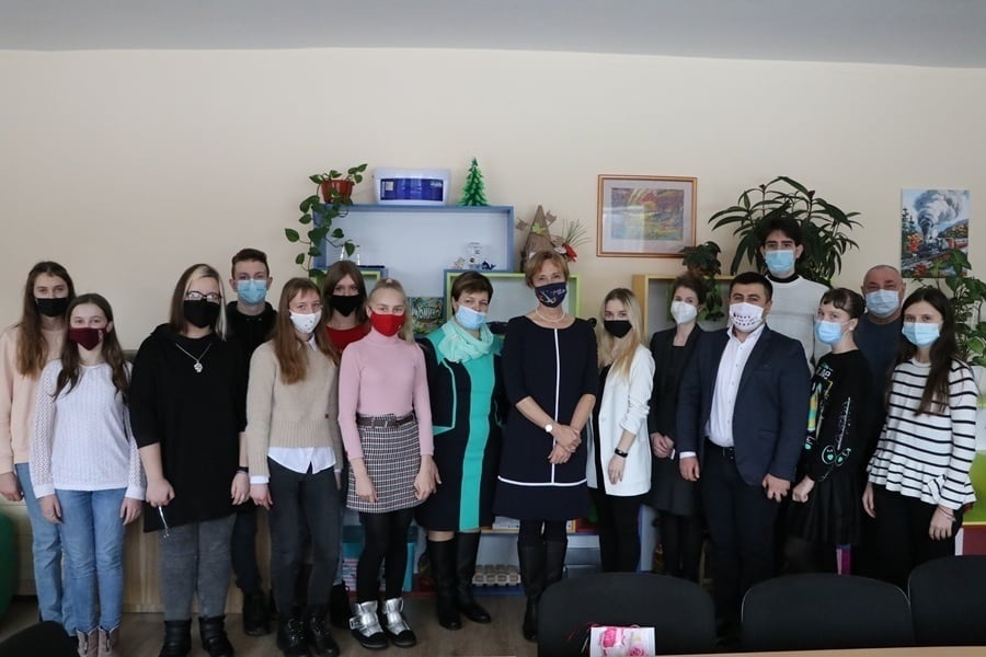Надзвичайний і Повноважний посол ФРН в Україні Анка Фельдгузен під час зустрічі зі школярами Корюківської четвертої школи, 2 березня 2021 рік
