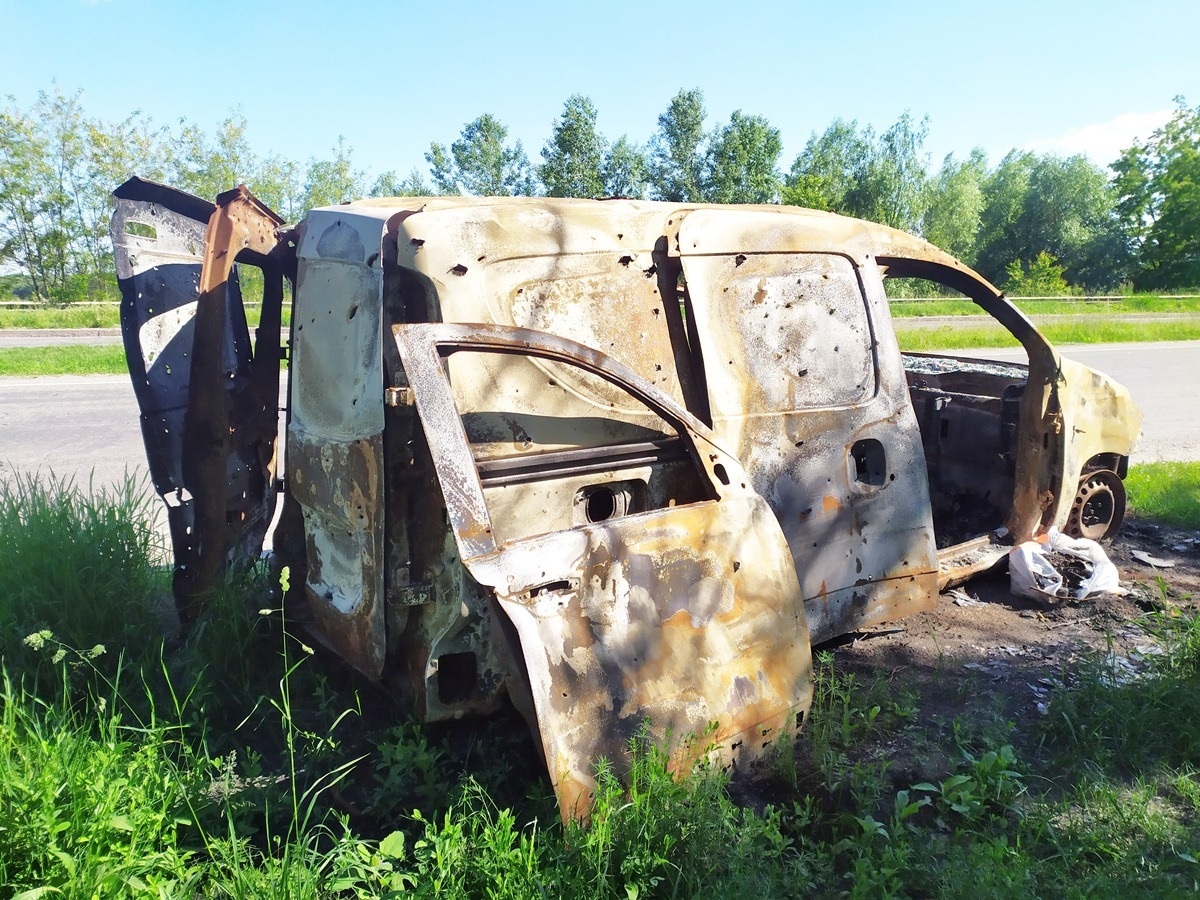 Автівка Володимира досі стоїть на узбіччі траси