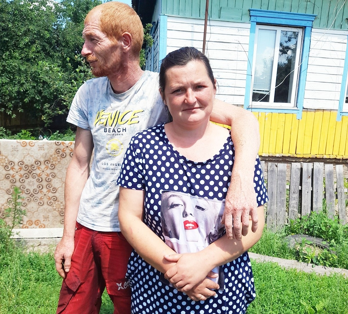 Фотографуватися Володимир відмовляється. Але потім згоджується, однак у півоберта – права частина обличчя й досі не загоїлася