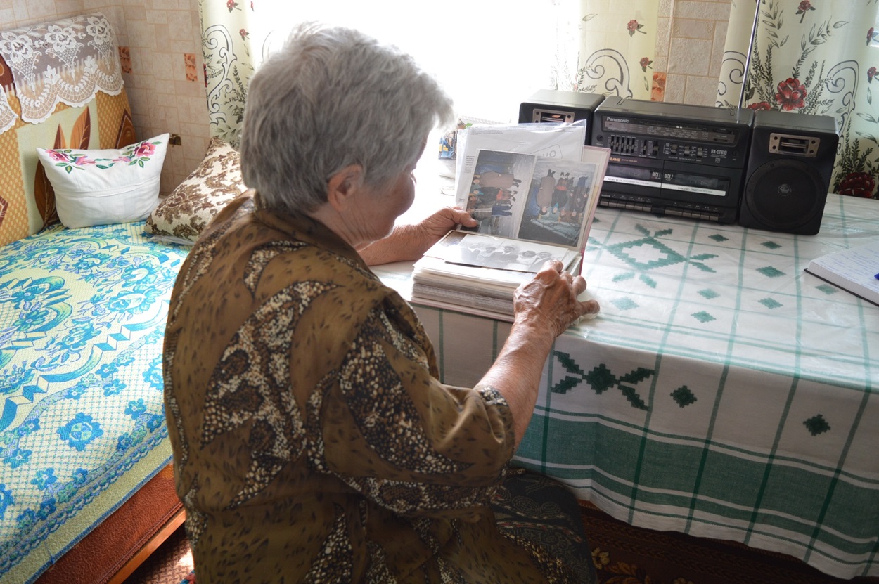 Віра Андріївна часто гортає домашній фотоальбом. Там усі її найдорожчі - разом
