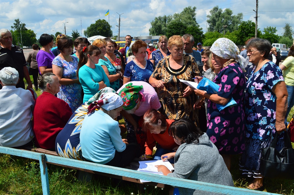 Люди не розійшлися, поки не поставили свої підписи