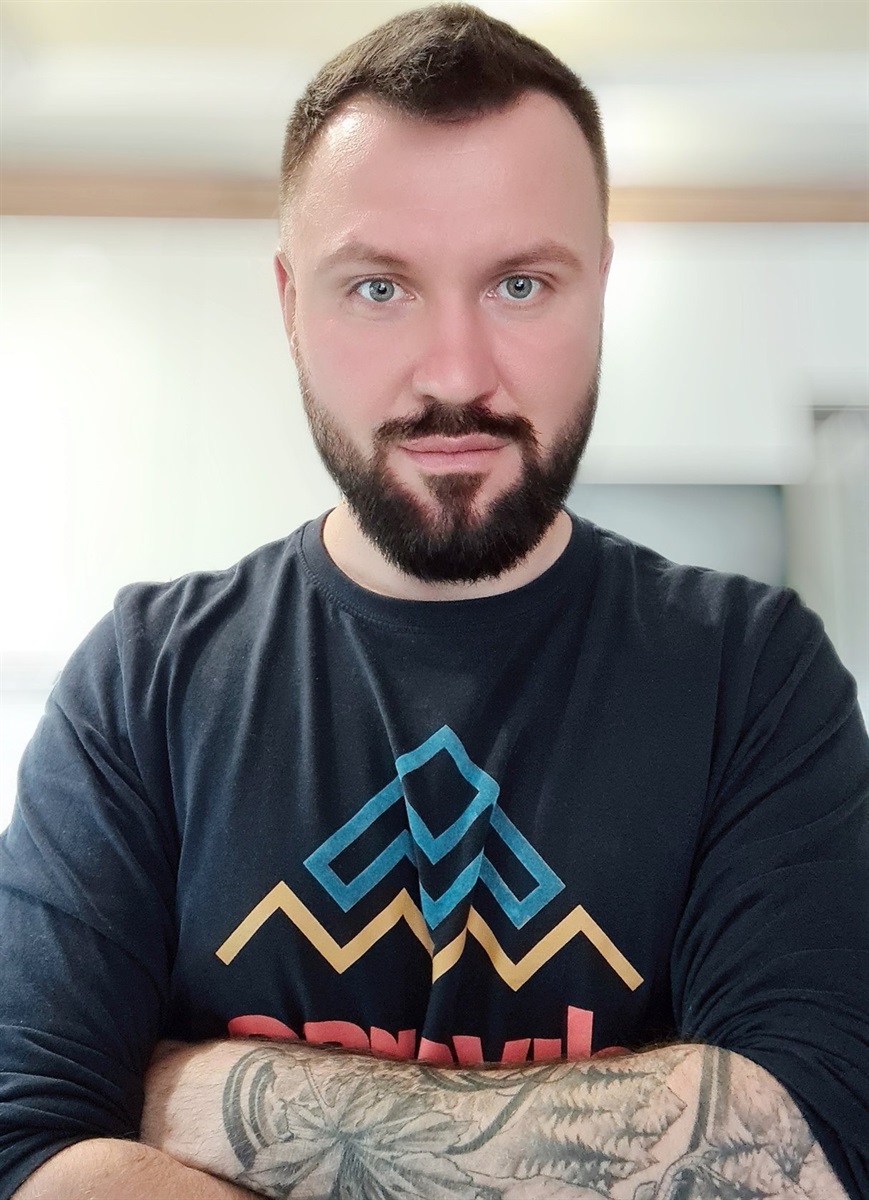 Уже десь 28 лютого Микола залишився без роботи, бо про які бренди одягу могло йтися, коли довкола вирувала війна? Він розумів це і вирішив сконцентруватися на волонтерській діяльності
