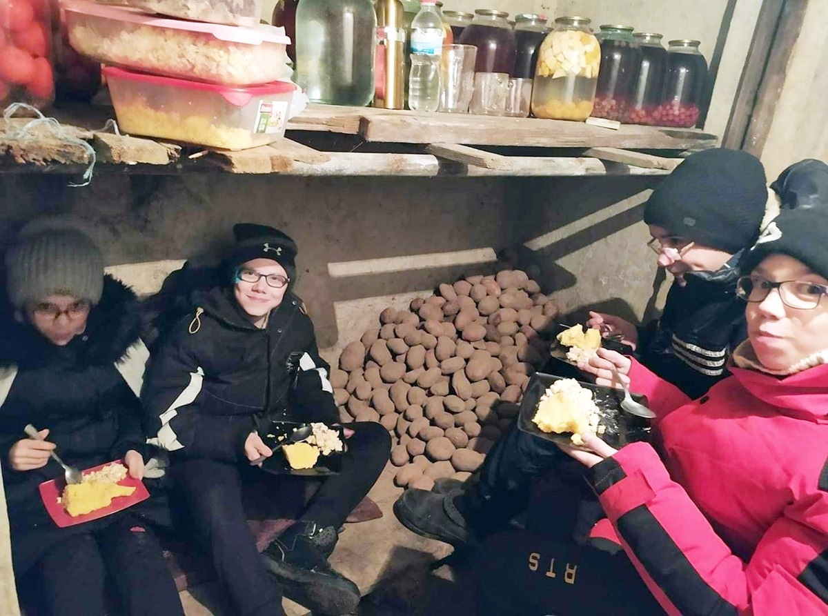 Тетянині діти у підвалі в Городні під час окупації й обстрілів