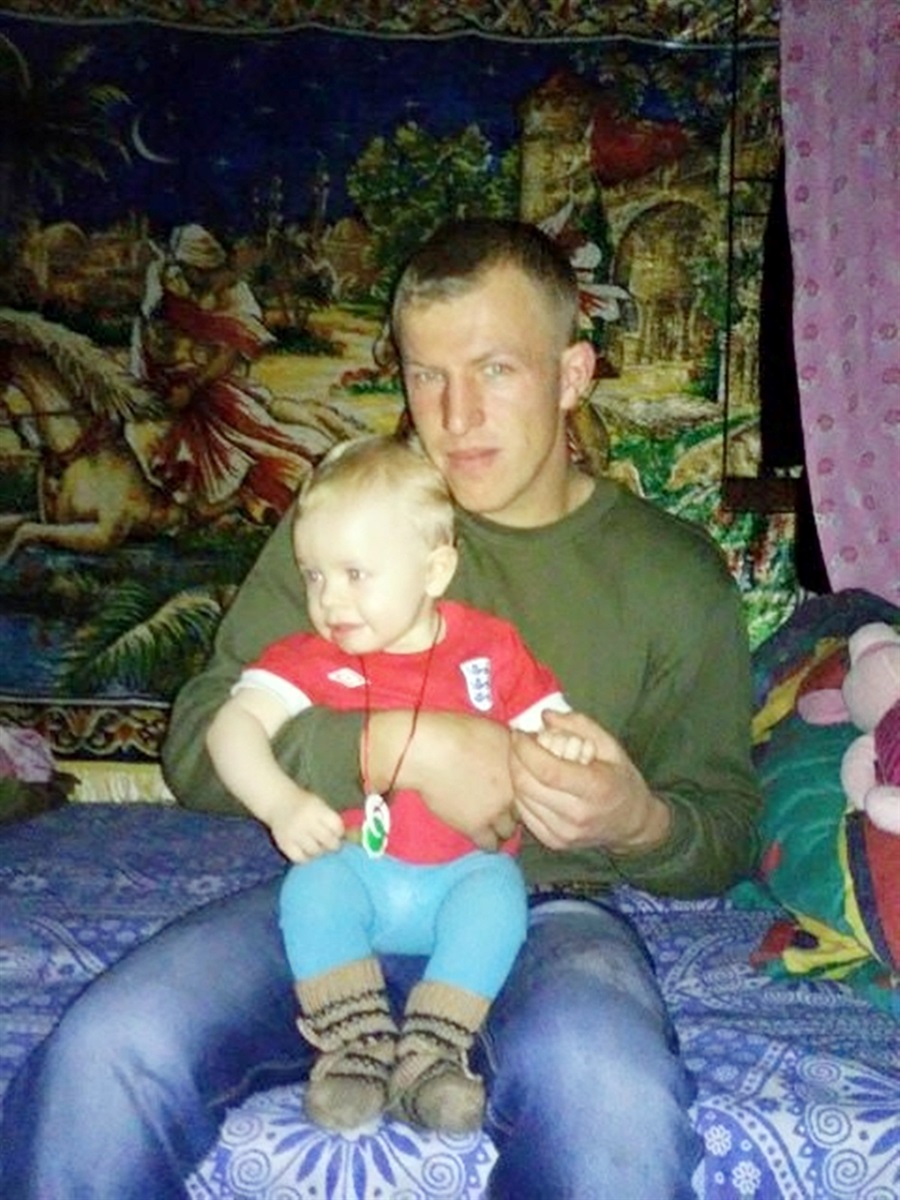 Павло з маленьким Єгором під час служби в АТО, коли хлопчик з мамою приїхали на коротку зустріч із ним