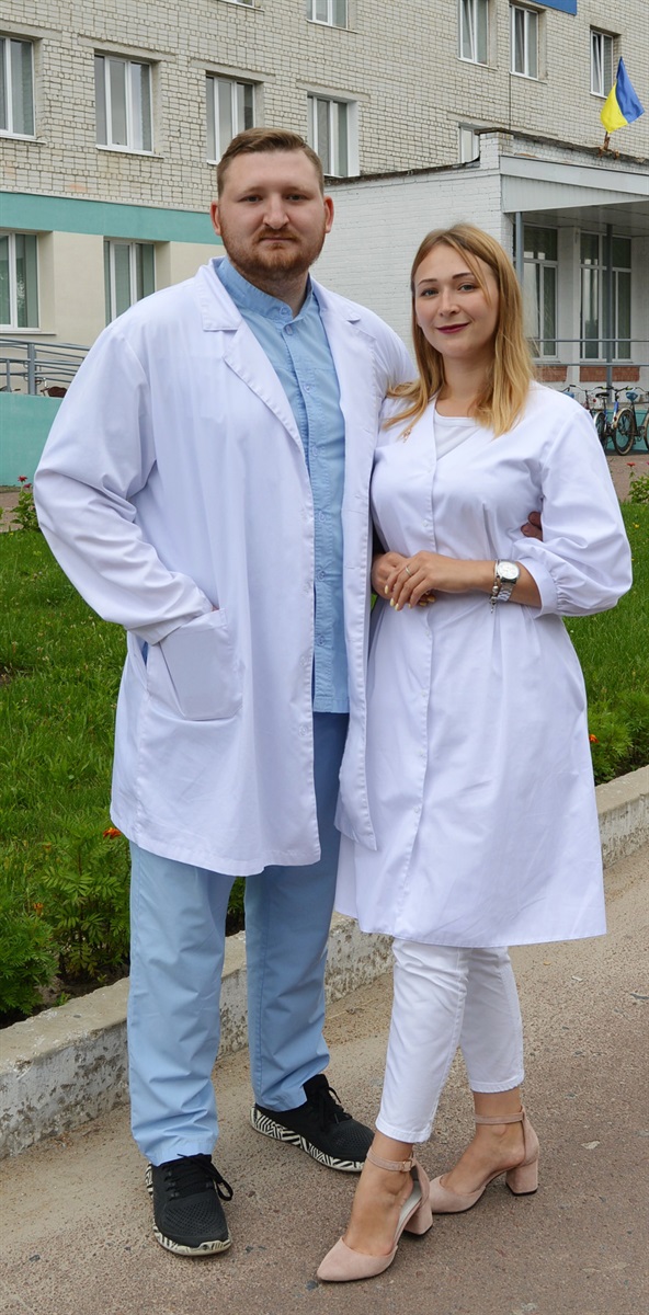 Подружжя молодих лікарів Хроменків