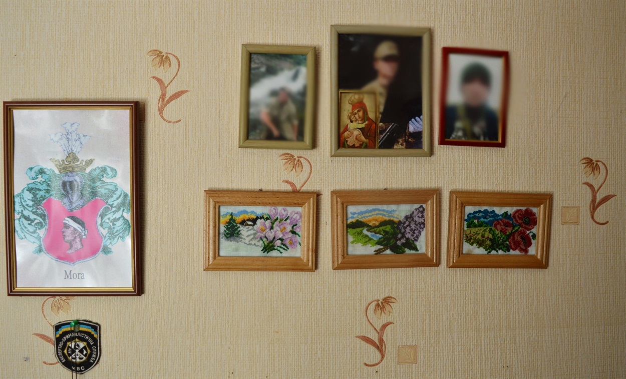 Зліва - родинний герб Козубовських