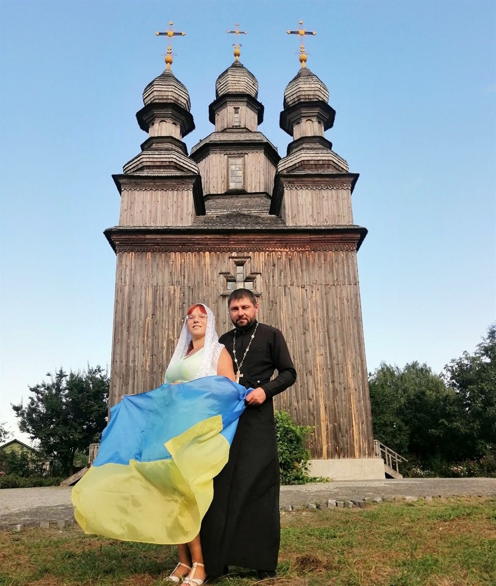 Отець Тимон з дружиною на День Прапора біля Георгіївського храму