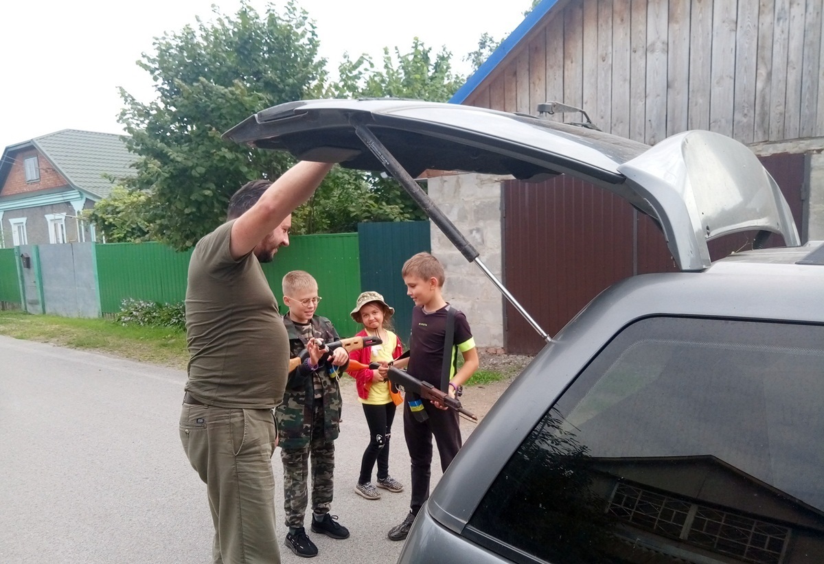 Один з менських дитячих блокпостів суворо перевіряє багажник редакційної автівки
