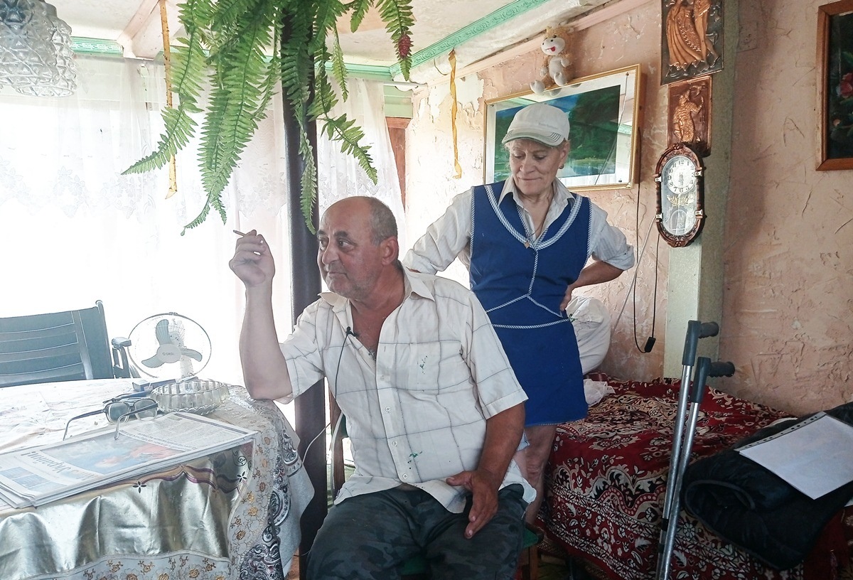 Хвилює подружжя і те, що загалом важко людям у Семенівці: населення старішає, школа в селі вже рік як зачинена, взимку дороги чистять погано 