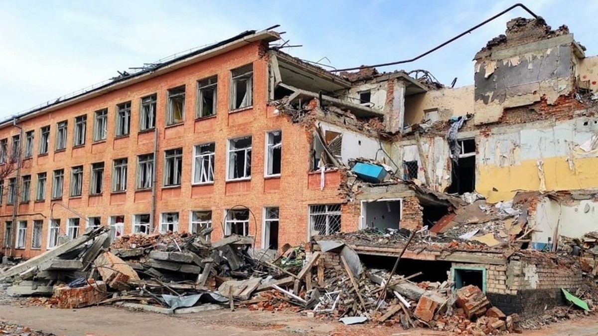 Руїни 18-ї школи в Чернігові, під якими загинув Сергій