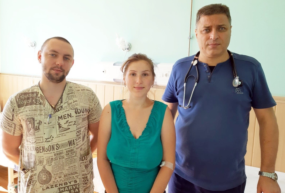 Першою його пацієнткою у Мені стала 23-річна менянка Карина Горобинська. Разом лікарем-хірургом Максимом Кононовичем Сергій Кацарський зміг позбавити її болісних страждань