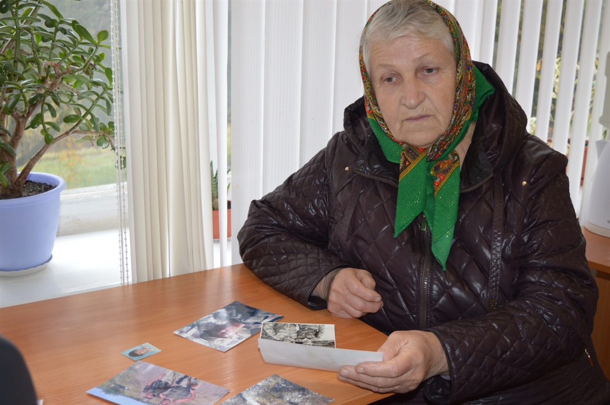 Марія Івахненко часто переглядає світлини загиблого сина