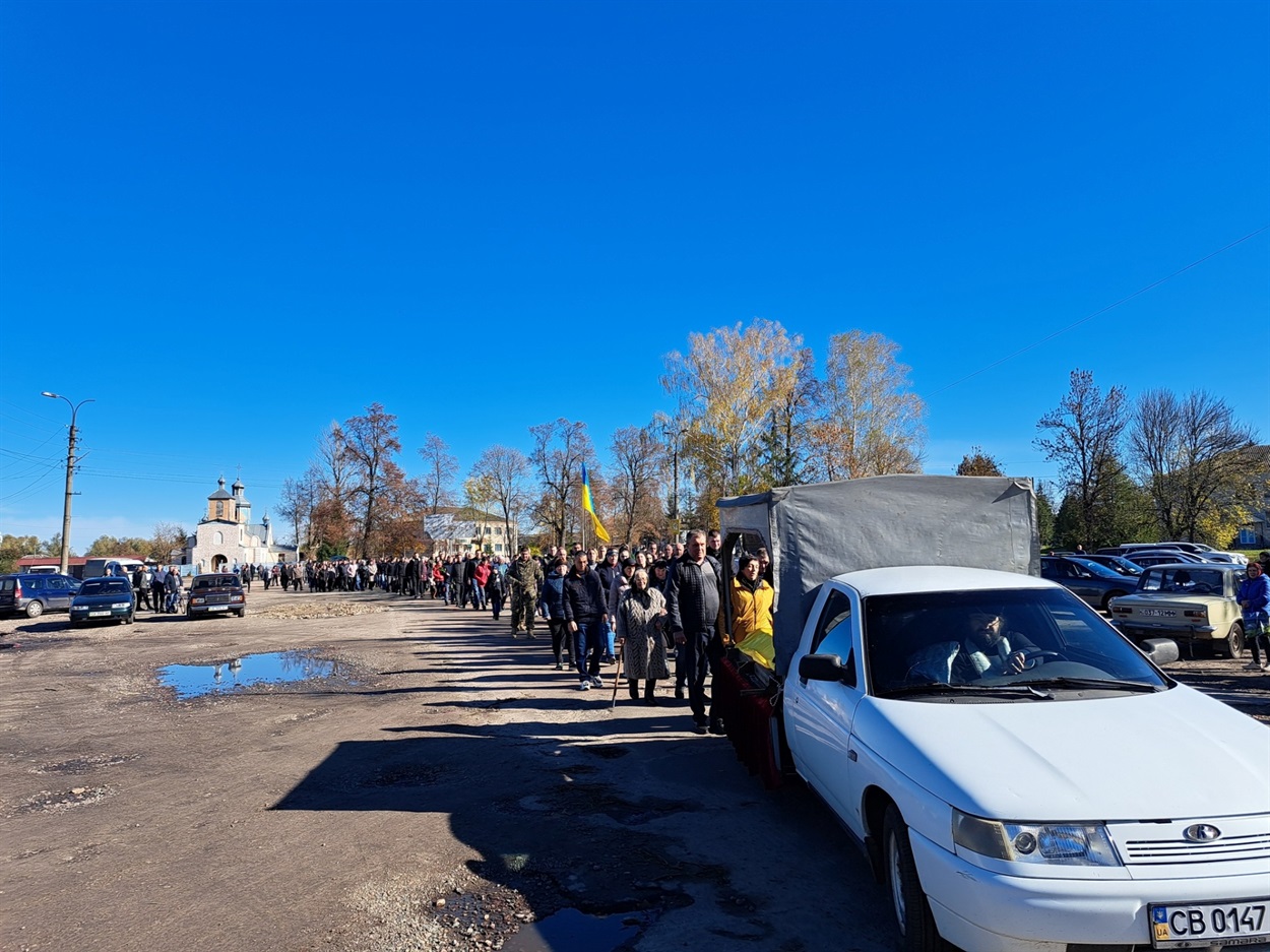 Похоронна процесія, 11 жовтня, Холми