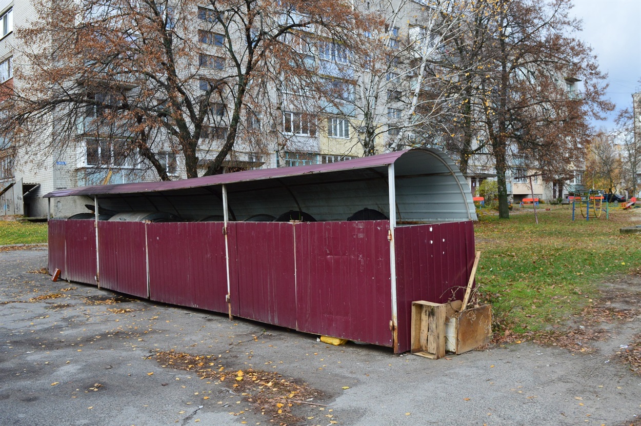 Один із майданчиків з контейнерами для сміття