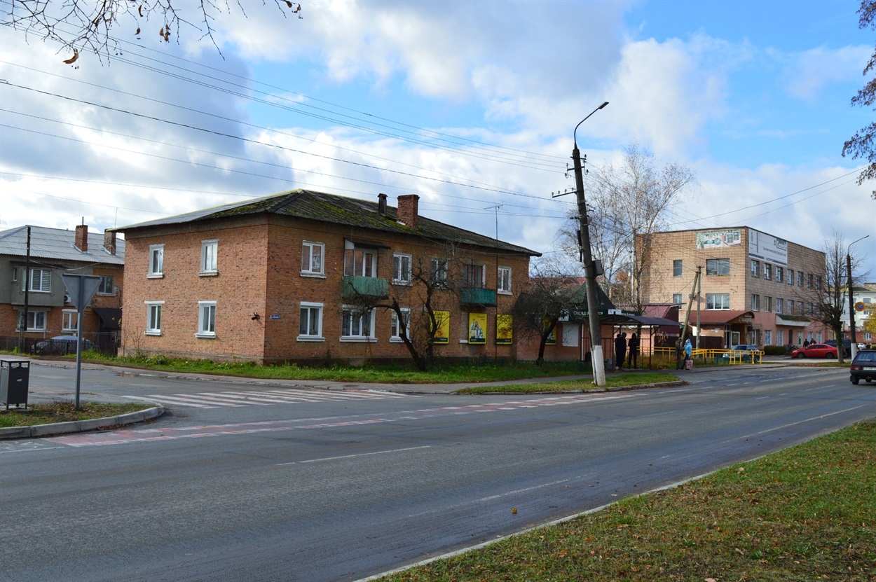 Двоповерхівка на вулиці Шевченка, де половина покрівлі протікає
