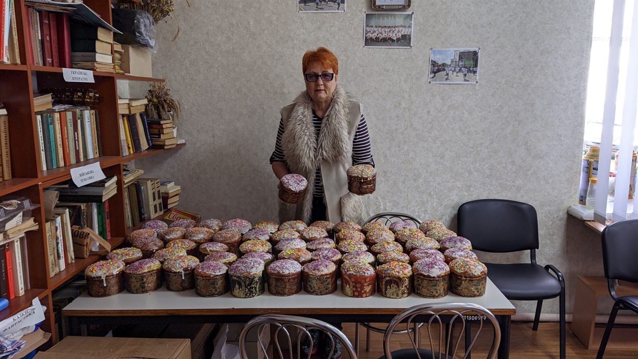 Наталія Колобашкіна демонструє великодні паски, які підготували для підопічних Центру