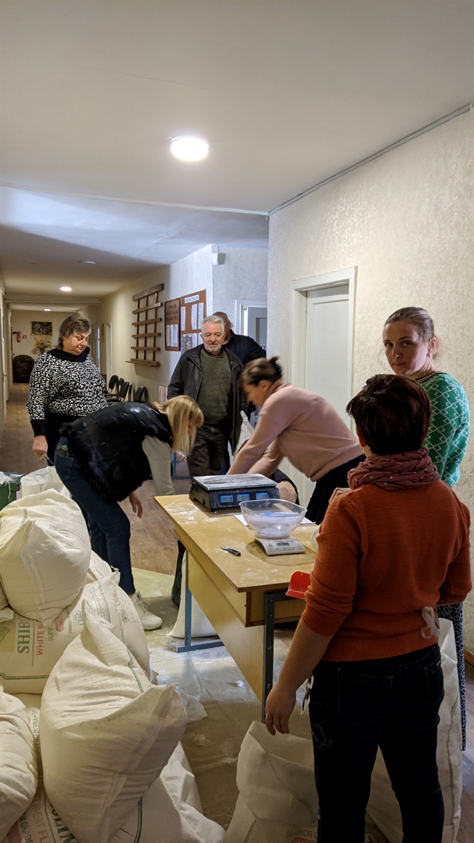 Ділили харчі на невеликі порції й роздавали людям