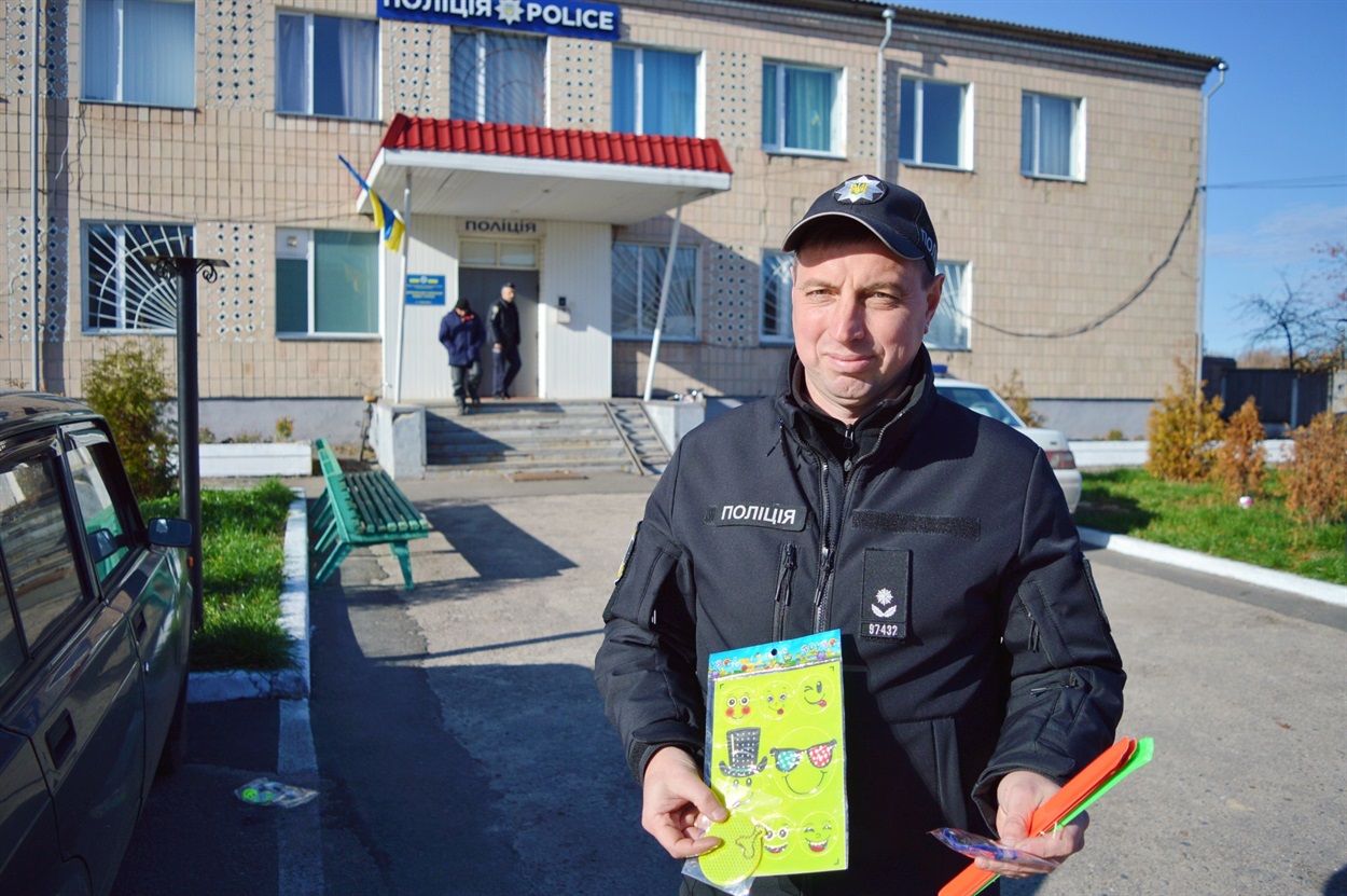 Григорій Плющ демонструє найпопулярніші види флікерів: стрічки, наліпки, брелоки, браслети