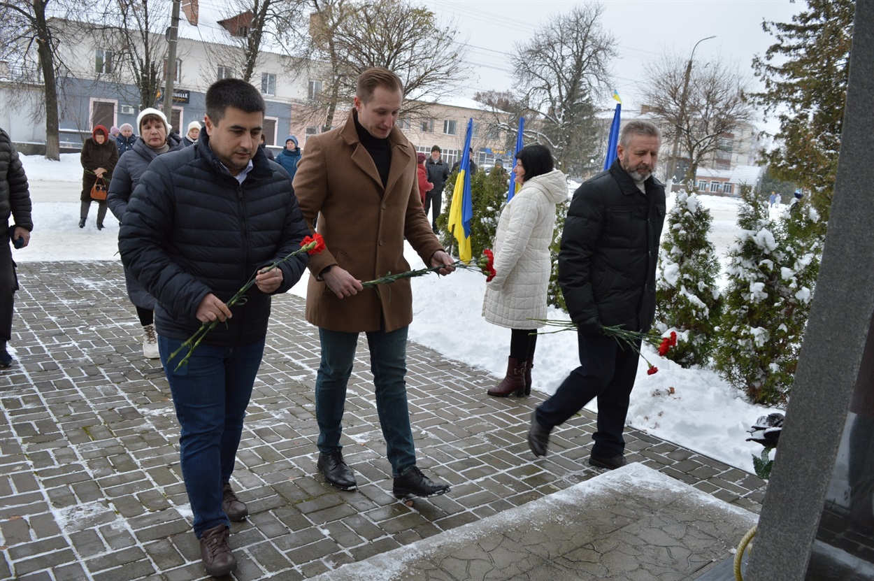Квіти пошани від влади