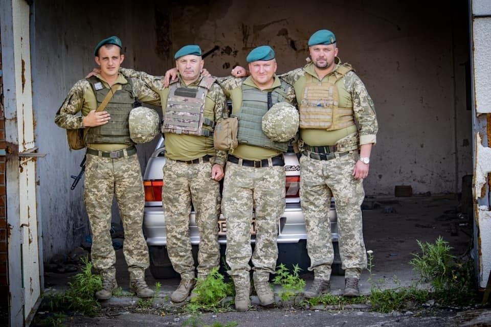 Андрій (другий справа) з побратимами