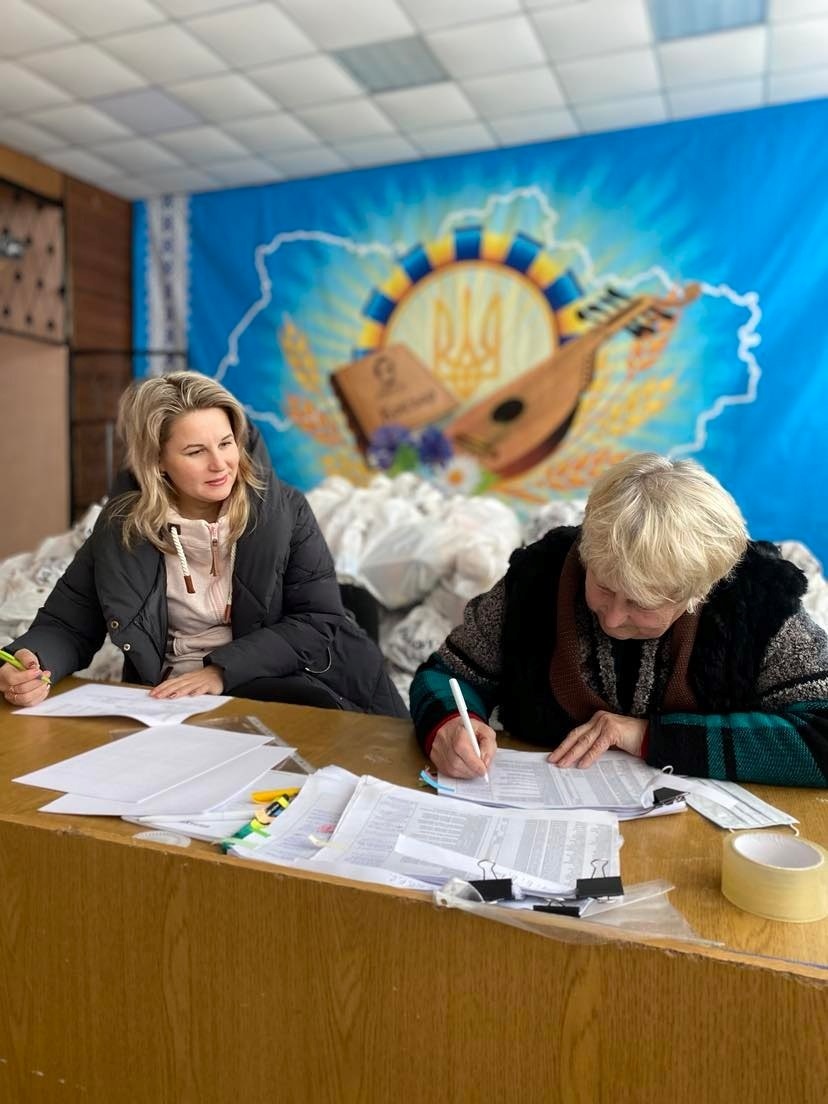 Працівниці будинку культури видають допомогу за списками ЦНАПу