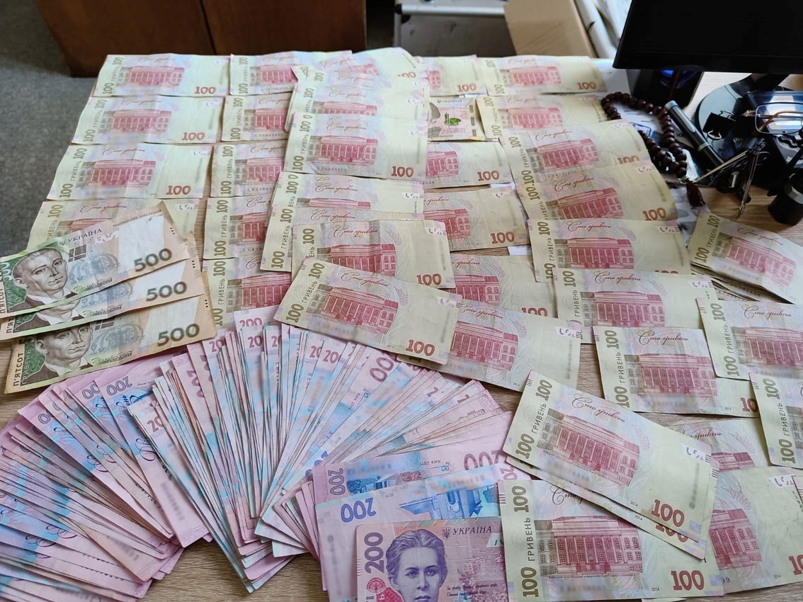 Гроші, які вилучили в шахрая в орендованій квартирі