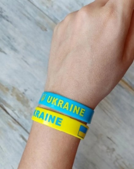 Патріотичні браслети носять і дорослі, й діти