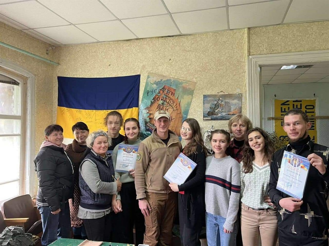 Мена волонтерить