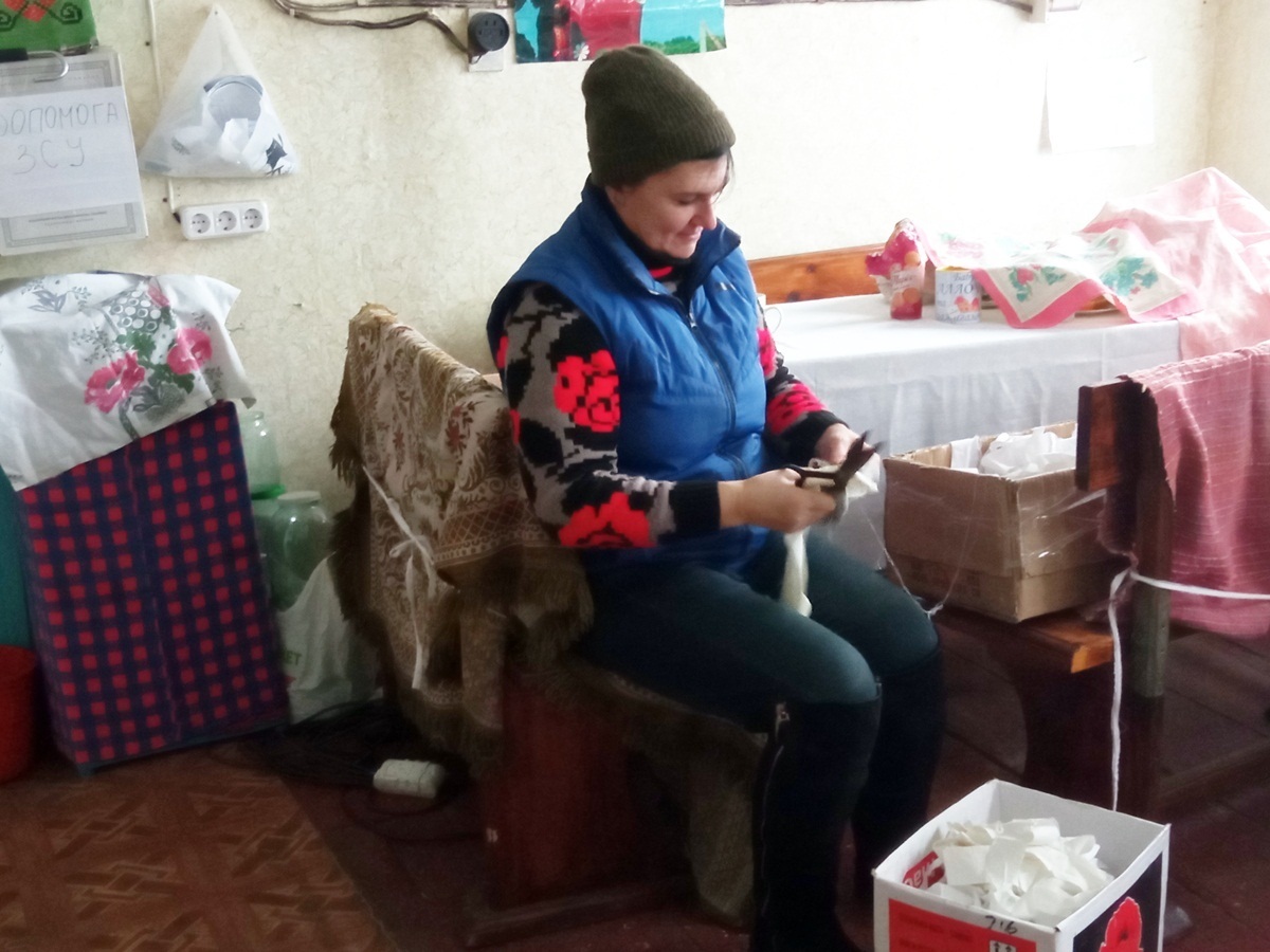 Алла Головченко доєдналася до «Волонтерів Менщини» в березні. Алла відтоді майже щоденно долає велосипедом 11 кілометрів від Максаків до Мени, щоб долучитися до роботи