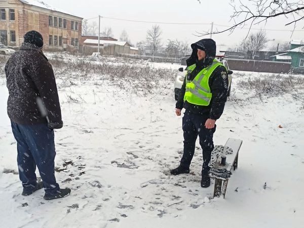 У цього чоловіка під одягом знайшли ручну гранату